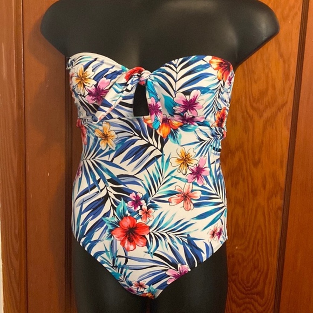 💜💜 Strapless One Piece Swimsuit Time and Tru Size  Medium